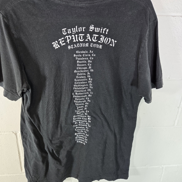 Taylor Swift Reputation Stadium Tour 2018 Tshirt - Picture 4 of 9